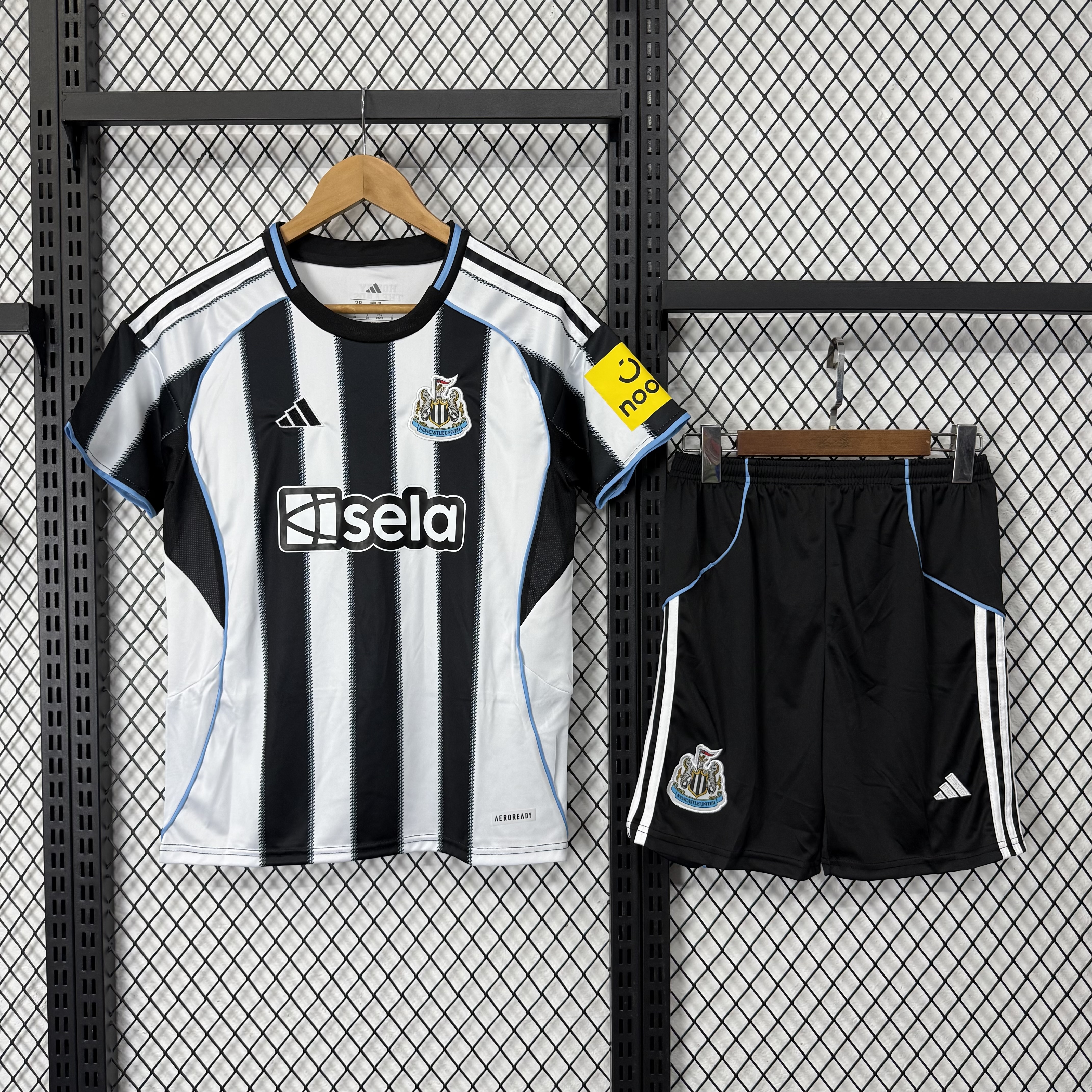 2025/2026 Newcastle United Home Football Shirt Kids Size 1:1 Thai Quality